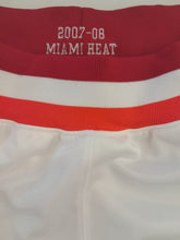 Laden Sie das Bild in den Galerie-Viewer, Miami Heat Mitchell&amp;Ness HWC Authentic Shorts