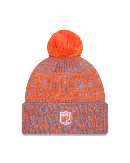Denver Broncos NFL Sideline 2025 Sport Knit Wintermütze - New Era