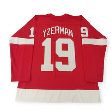 Laden Sie das Bild in den Galerie-Viewer, Detroit Red Wings 1996 Steve Yzerman Mitchell&amp;Ness NHL BLUE LINE Vintage Hockey Jersey