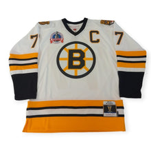 Laden Sie das Bild in den Galerie-Viewer, Boston Bruins 1989 Ray Bourque Mitchell&amp;Ness NHL BLUE LINE Vintage Hockey Jersey
