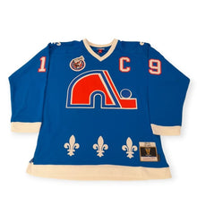 Laden Sie das Bild in den Galerie-Viewer, Quebec Nordiques 1992 Joe Sakic Mitchell&amp;Ness NHL BLUE LINE Vintage Hockey Jersey