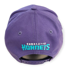 Laden Sie das Bild in den Galerie-Viewer, Charlotte Hornets New Era 9FIFTY NBA Snapback Cap