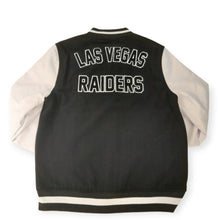 Laden Sie das Bild in den Galerie-Viewer, Las Vegas Raiders New Era NFL23 Sideline Jacket