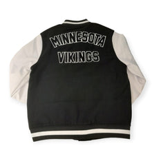 Laden Sie das Bild in den Galerie-Viewer, Minnesota Vikings New Era NFL23 Sideline Jacket