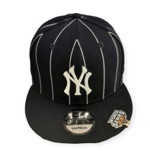 Laden Sie das Bild in den Galerie-Viewer, New York Yankees New Era 9FiFTY Pinstripe Snapback Cap