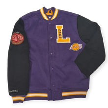 Laden Sie das Bild in den Galerie-Viewer, Los Angeles Lakers Mitchell&amp;Ness NBA Team Legacy Varsity Jacket