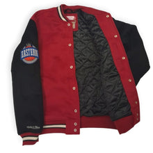 Laden Sie das Bild in den Galerie-Viewer, Chicago Bulls Mitchell&amp;Ness NBA Team Legacy Varsity Jacket