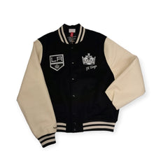 Laden Sie das Bild in den Galerie-Viewer, Los Angeles Kings Mitchell&amp;Ness NHL Unisex Varsity Jacket