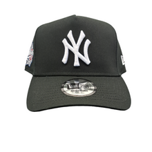 Laden Sie das Bild in den Galerie-Viewer, New York Yankees MLB New Era Adjustable Eframe Cap