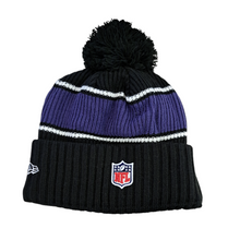 Laden Sie das Bild in den Galerie-Viewer, Baltimore Ravens New Era NFL Sideline 2024 Beanie