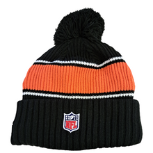 Laden Sie das Bild in den Galerie-Viewer, Cincinnati Bengals New Era NFL Sideline 2024 Beanie