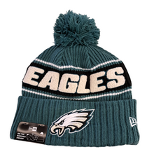 Laden Sie das Bild in den Galerie-Viewer, Philadelphia Eagles New Era NFL Sideline 2024 Beanie