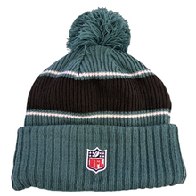 Laden Sie das Bild in den Galerie-Viewer, Philadelphia Eagles New Era NFL Sideline 2024 Beanie