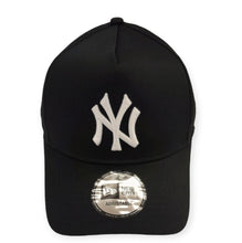 Laden Sie das Bild in den Galerie-Viewer, New York Yankees New Era World Series 1999 Patch 9FORTY Snapback Cap