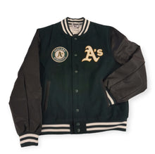 Laden Sie das Bild in den Galerie-Viewer, Oakland Athletics New Era MLB Large Logo Varsity Jacket