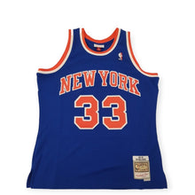 Laden Sie das Bild in den Galerie-Viewer, New York Knicks Patrick Ewing Mitchell&amp;Ness HWC Swingman 2.0 Jersey