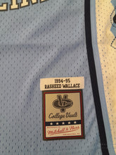 Laden Sie das Bild in den Galerie-Viewer, University of North Carolina Rasheed Wallace Mitchell&amp;Ness College Vault Swingman Jersey
