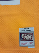 Laden Sie das Bild in den Galerie-Viewer, Los Angeles Lakers Magic Johnson Mitchell&amp;Ness HWC Swingman Jersey