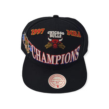 Laden Sie das Bild in den Galerie-Viewer, Chicago Bulls HWC NBA 97 Champions Snapback