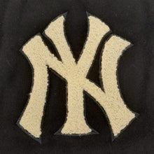 Laden Sie das Bild in den Galerie-Viewer, New York Yankees New Era MLB Wordmark Varsity Jacket