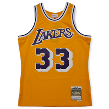 Laden Sie das Bild in den Galerie-Viewer, Los Angeles Lakers Kareem Abdul-Jabbar Mitchell&amp;Ness Swingman 2.0 Jersey
