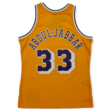 Laden Sie das Bild in den Galerie-Viewer, Los Angeles Lakers Kareem Abdul-Jabbar Mitchell&amp;Ness Swingman 2.0 Jersey