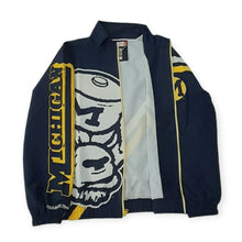 Laden Sie das Bild in den Galerie-Viewer, University of Michigan Mitchell&amp;Ness NCAA College Vault Exploded Logo Warm-Up Jacket