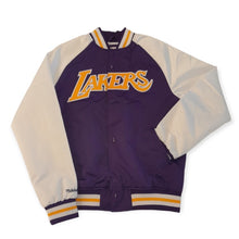 Laden Sie das Bild in den Galerie-Viewer, Los Angeles Lakers Mitchell&amp;Ness NBA Primetime Lightweight Satin Jacket